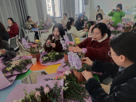 一群小孩圍坐在桌子邊AI 生成的內(nèi)容可能不正確。 一群小孩圍坐在桌子邊AI 生成的內(nèi)容可能不正確。